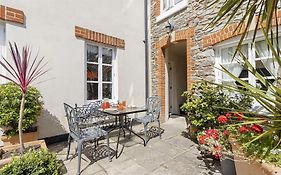 Old Mill Court, Charming Mews House With Parking